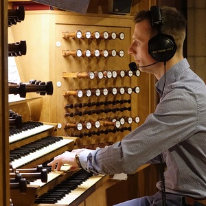 Dommusikassistent Gerhard Raab an der Rudigierorgel