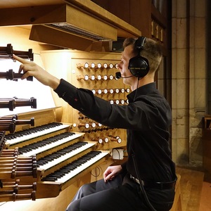 Dommusikassistent Gerhard Raab an der Rudigierorgel