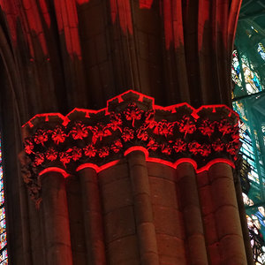 Mariendom Linz in rotes Licht getaucht