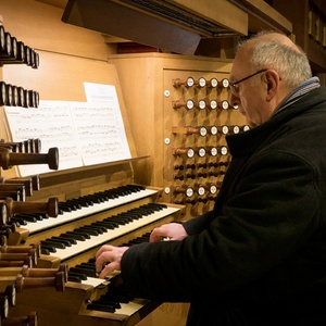 Domorganist Wolfgang Kreuzhuber an der Rudigierorgel