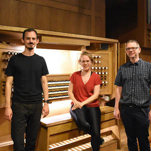 Xenia Preisenberger mit ihren Registranten Markus Wimmer und Andreas Peterl an der Rudigierorgel