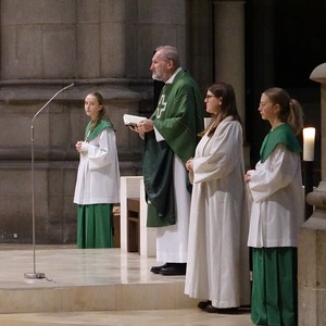 Dompropst Wilhelm Vieböck und Pastoralassistentin Stefanie Hinterleitner mit Ministrantinnen