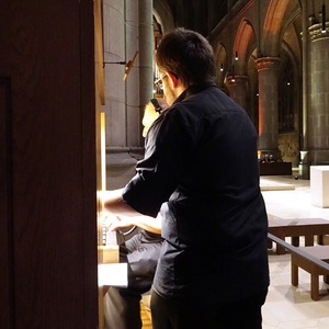 Domorganist Wolfgang Kreuzhuber mit Registrant Florian Zethofer an der Chororgel