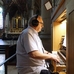 Domorganist Wolfgang Kreuzhuber an der Chororgel