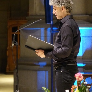 Manuel Klein am Mikrofon