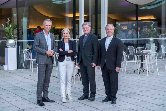 Gruppenfoto vor dem neuen Domcenter