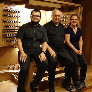 Domorganist Wolfgang Kreuzhuber mit seinem Registranten Florian Zethofer und seiner Registrantin Theresa Zöpflan der Rudigierorgel