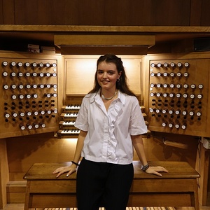 Alma Teibler an der Rudigierorgel
