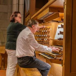 Ben van Oosten mit seiner Frau Margaret an der Rudigierorgel