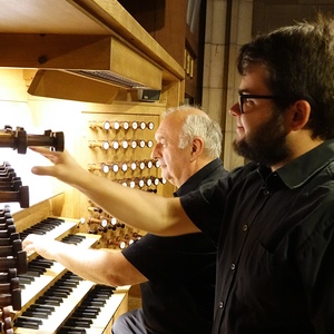 Domorganist Wolfgang Kreuzhuber mit seinem Registranten Florian Zethofer an der Rudigierorgel