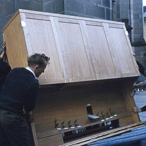Anlieferung des Spieltisches der Rudigierorgel (1968)