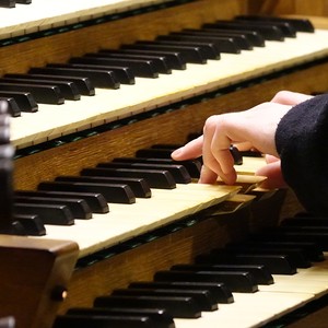 Dommusikassistent Gerhard Raab an der Rudigierorgel