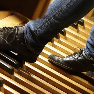 Dommusikassistent Gerhard Raab an der Rudigierorgel